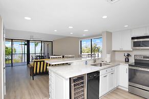 Bayfront Townhouse Located In The Lush Tropical Setting Of Rock Harbor