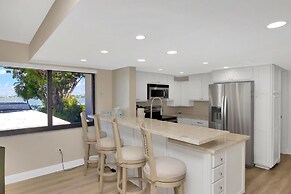 Bayfront Townhouse Located In The Lush Tropical Setting Of Rock Harbor