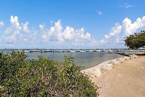 Bayfront Townhouse Located In The Lush Tropical Setting Of Rock Harbor