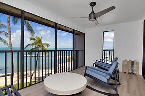 Bayfront Townhouse Located In The Lush Tropical Setting Of Rock Harbor