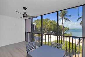 Bayfront Townhouse Located In The Lush Tropical Setting Of Rock Harbor