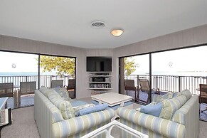 Bayfront Townhouse Located In The Lush Tropical Setting Of Rock Harbor