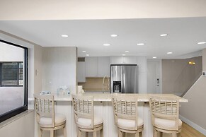 Bayfront Townhouse Located In The Lush Tropical Setting Of Rock Harbor