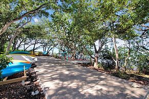 Bayfront Townhouse Located In The Lush Tropical Setting Of Rock Harbor