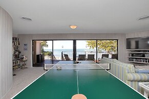 Bayfront Townhouse Located In The Lush Tropical Setting Of Rock Harbor