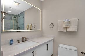 Bayfront Townhouse Located In The Lush Tropical Setting Of Rock Harbor