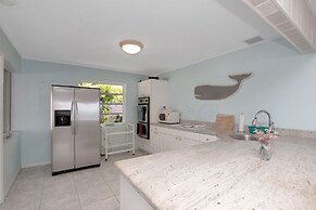 Bayfront Townhouse Located In The Lush Tropical Setting Of Rock Harbor