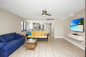 Bayfront Townhouse Located In The Lush Tropical Setting Of Rock Harbor