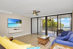 Bayfront Townhouse Located In The Lush Tropical Setting Of Rock Harbor