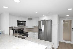 Bayfront Townhouse Located In The Lush Tropical Setting Of Rock Harbor