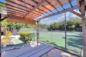 Bayfront Townhouse Located In The Lush Tropical Setting Of Rock Harbor