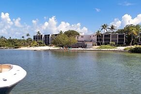 Bayfront Townhouse Located In The Lush Tropical Setting Of Rock Harbor
