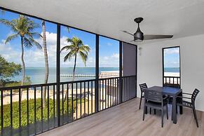 Bayfront Townhouse Located In The Lush Tropical Setting Of Rock Harbor