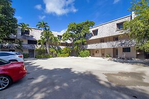 Bayfront Townhouse Located In The Lush Tropical Setting Of Rock Harbor