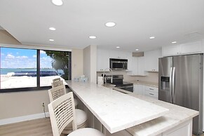 Bayfront Townhouse Located In The Lush Tropical Setting Of Rock Harbor