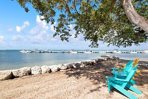 Bayfront Townhouse Located In The Lush Tropical Setting Of Rock Harbor