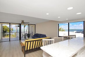 Bayfront Townhouse Located In The Lush Tropical Setting Of Rock Harbor