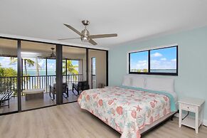 Bayfront Townhouse Located In The Lush Tropical Setting Of Rock Harbor