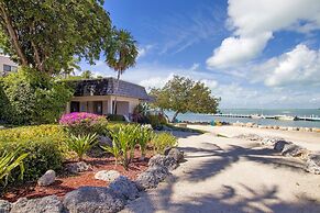 Bayfront Townhouse Located In The Lush Tropical Setting Of Rock Harbor