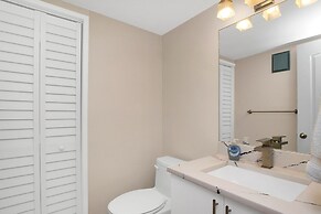 Bayfront Townhouse Located In The Lush Tropical Setting Of Rock Harbor