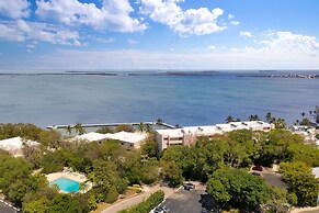 Bayfront Townhouse Located In The Lush Tropical Setting Of Rock Harbor