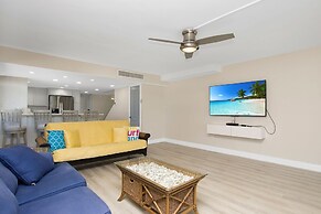 Bayfront Townhouse Located In The Lush Tropical Setting Of Rock Harbor