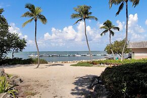Bayfront Townhouse Located In The Lush Tropical Setting Of Rock Harbor