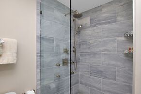 Bayfront Townhouse Located In The Lush Tropical Setting Of Rock Harbor