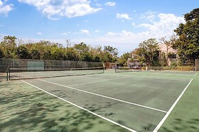 Bayfront Townhouse Located In The Lush Tropical Setting Of Rock Harbor