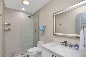 Bayfront Townhouse Located In The Lush Tropical Setting Of Rock Harbor