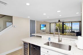 Bayfront Townhouse Located In The Lush Tropical Setting Of Rock Harbor