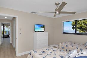 Bayfront Townhouse Located In The Lush Tropical Setting Of Rock Harbor