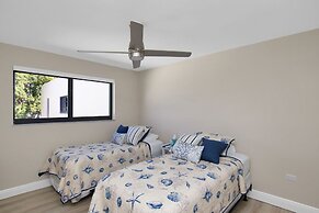 Bayfront Townhouse Located In The Lush Tropical Setting Of Rock Harbor