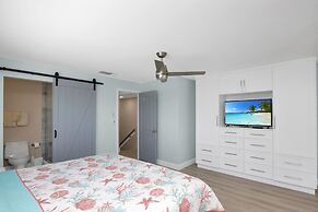 Bayfront Townhouse Located In The Lush Tropical Setting Of Rock Harbor