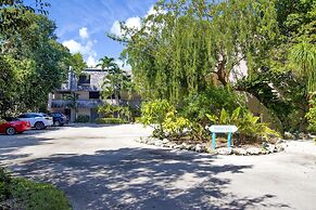 Bayfront Townhouse Located In The Lush Tropical Setting Of Rock Harbor