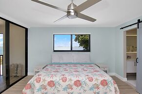 Bayfront Townhouse Located In The Lush Tropical Setting Of Rock Harbor