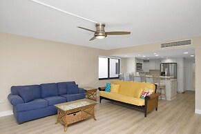 Bayfront Townhouse Located In The Lush Tropical Setting Of Rock Harbor