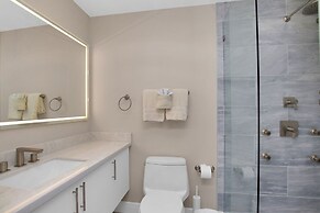 Bayfront Townhouse Located In The Lush Tropical Setting Of Rock Harbor