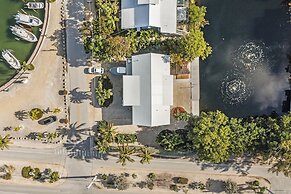 Beautiful Water Views From Every Room In The House 3 Bedroom Home by R