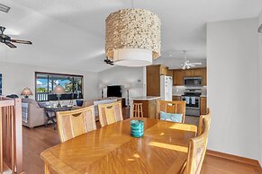 Beautiful Water Views From Every Room In The House 3 Bedroom Home by R