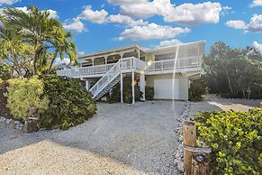 Beautiful Water Views From Every Room In The House 3 Bedroom Home by R