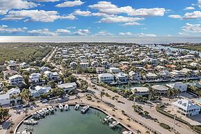 Beautiful Water Views From Every Room In The House 3 Bedroom Home by R