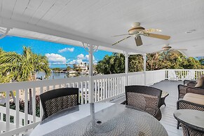 Beautiful Water Views From Every Room In The House 3 Bedroom Home by R