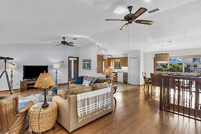 Beautiful Water Views From Every Room In The House 3 Bedroom Home by R