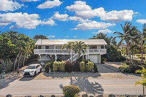 Beautiful Water Views From Every Room In The House 3 Bedroom Home by R