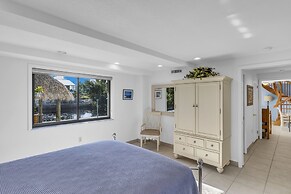 Beautiful Water Views From Every Room In The House 3 Bedroom Home by R