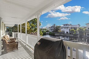 Beautiful Water Views From Every Room In The House 3 Bedroom Home by R