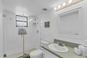 Beautiful Water Views From Every Room In The House 3 Bedroom Home by R