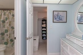This Oceanfront Condo Is Absolutely Beautiful. 2 Bedroom Condo by RedA