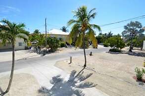 Beautifully Remodeled Roomy Single Family Stilt Home, 2 Bedroom Home b